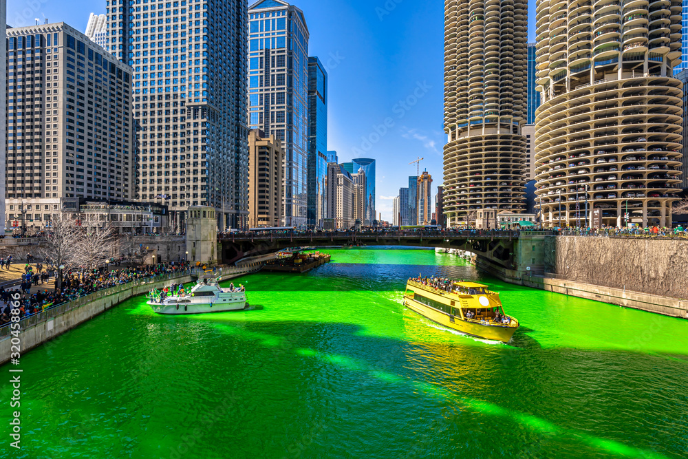 Fototapeta premium Budynek Chicago i pejzaż miejski w dzień św. Patryka wokół Chicago River Walk z barwioną na zielono rzeką w Chicago Downtown, Illinois, USA, świętują Irlandczycy i Amerykanie w koronie.