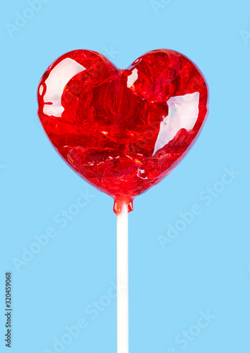 Photo Shiny red lollipop in the shape of a heart for Valentine's day.