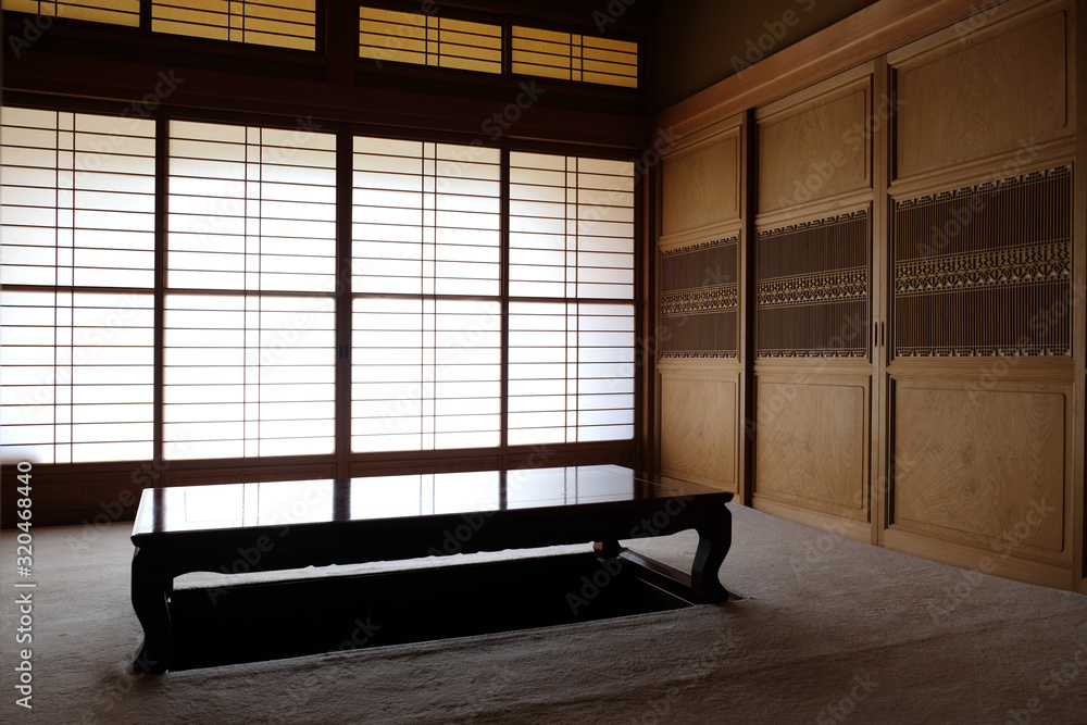 Traditional living room of Japan with washi paper door and wood carving frame. - obrazy, fototapety, plakaty 