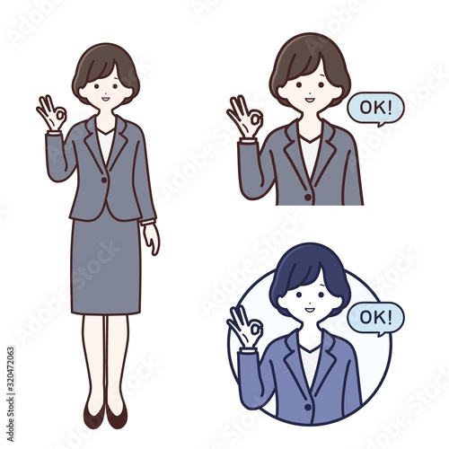OKサインを出すスーツ姿の女性