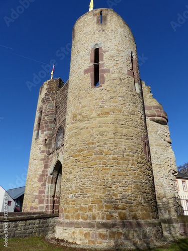 Cuadro en lienzo Torbau der Burg Welschbillig in der Eifel