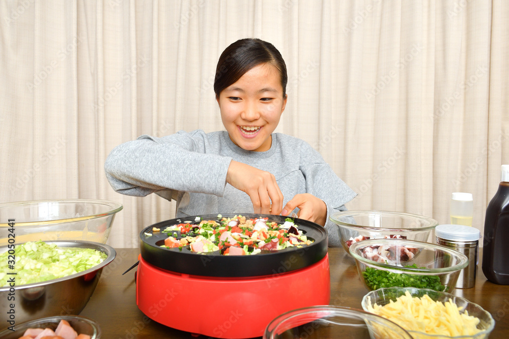たこ焼きパーティーを楽しむ女の子