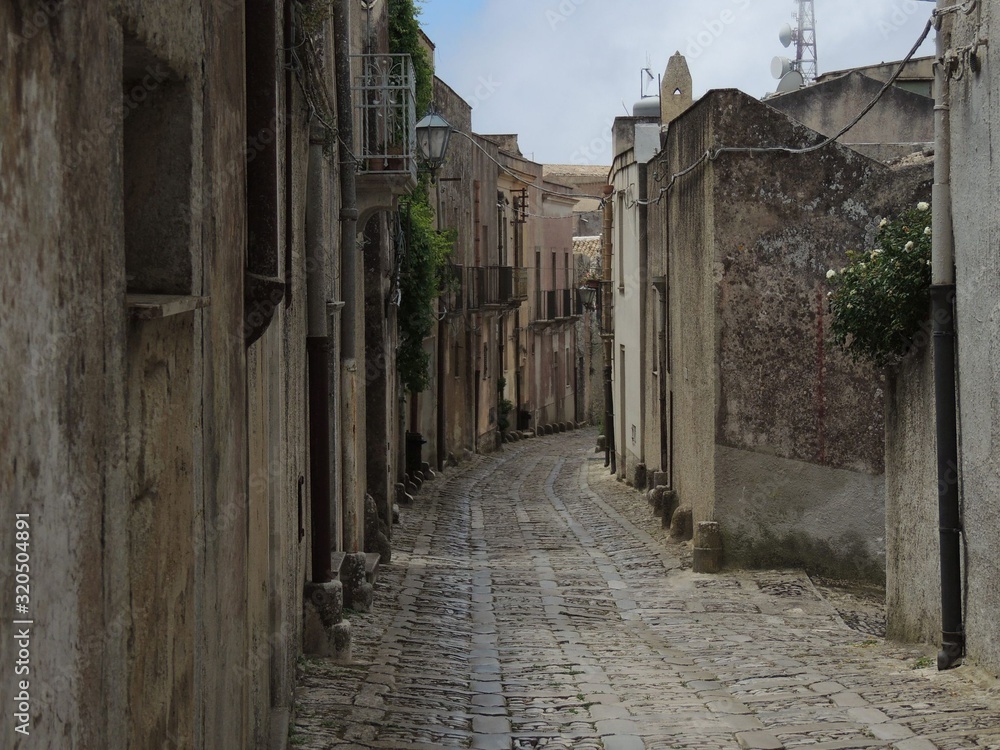 Obraz premium rice – typical road inside the medieval center between old buildings