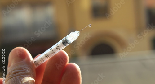 Siringa - vaccino o droga photo