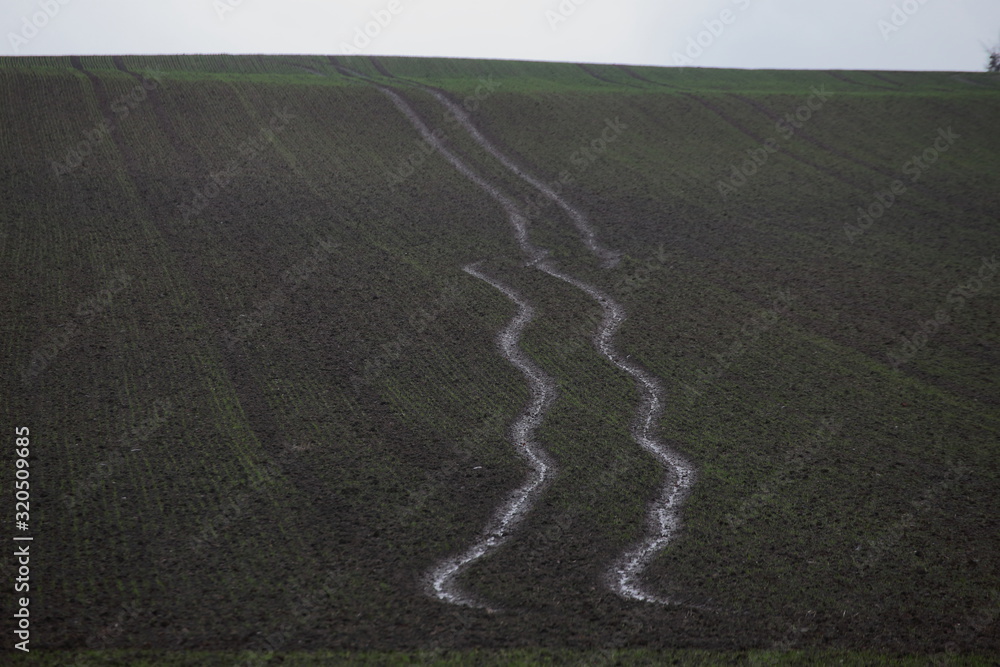 Obraz premium Hügelfluss