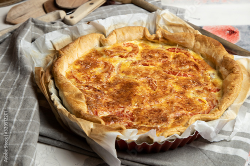 Tuna quiche with tomatoes