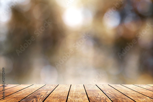 Plakat Piękne światło słoneczne w lesie z drewnianą podłogą z desek