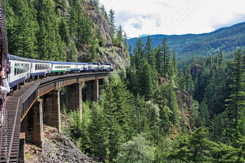 Zug auf Eisanbahnbrücke im Westen von Kanada