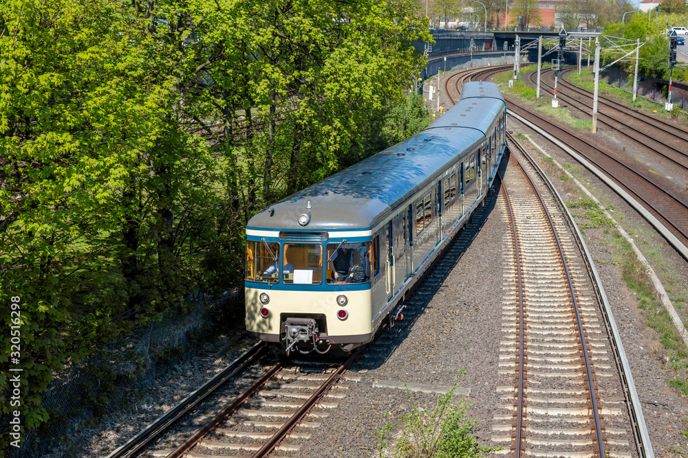 Naklejka premium Historische S-Bahn auf einer Gleisanlage in Hamburg