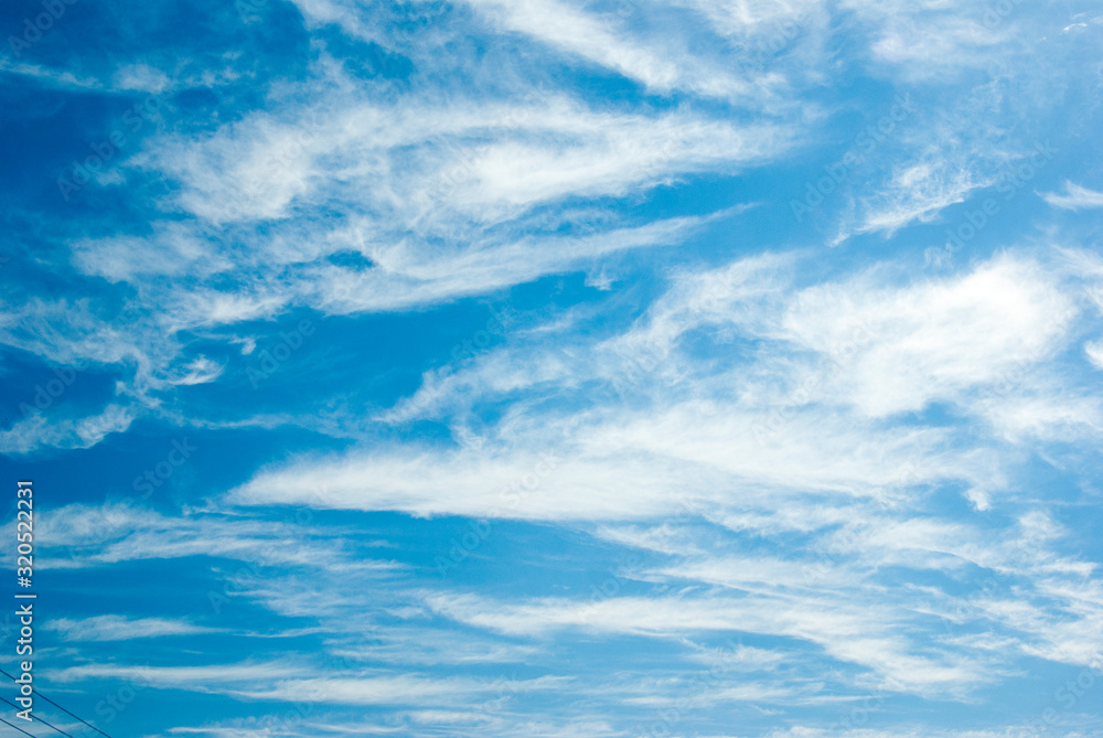 青い空と箒ではいたような白い雲 青い空と箒ではいたような白い雲