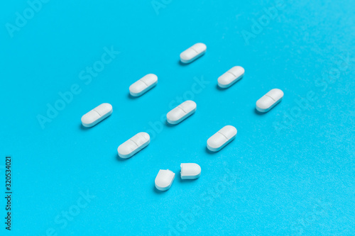 Canvastavla Film coated white oval pills