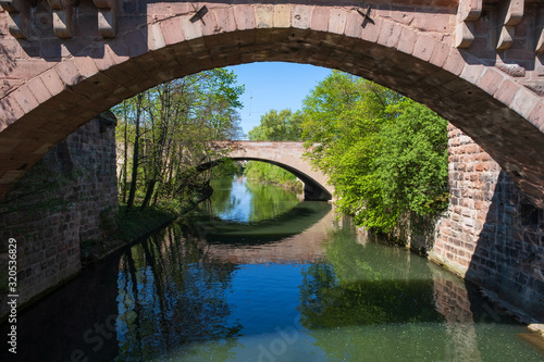 Steinbrücken über die Pegnitz in der Altstadt von Nürnberg/Deutschland