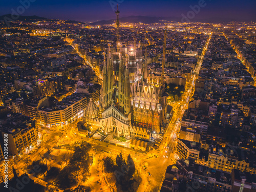 Obraz na płótnie La Sagrada Familia in night - cathedral designed by Antoni Gaudi, which is being build since 1882 and is not finished yet February 14, 2019, in Barcelon w salonie