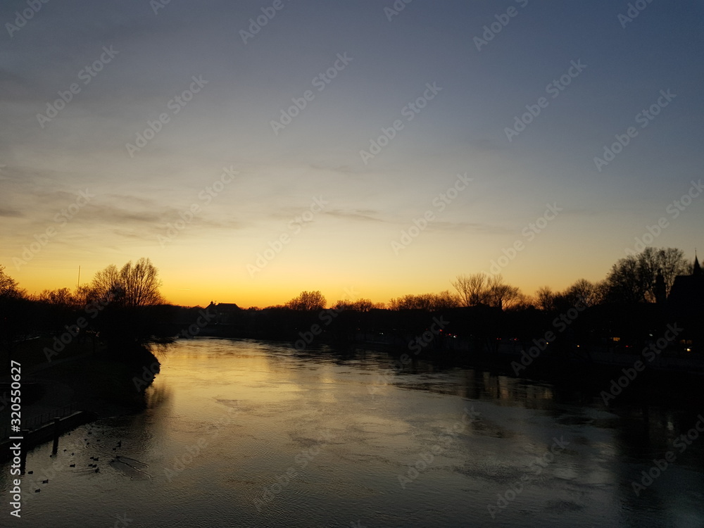  Sonnenuntergang auf einer Brücke auf einem Fluss im Winter