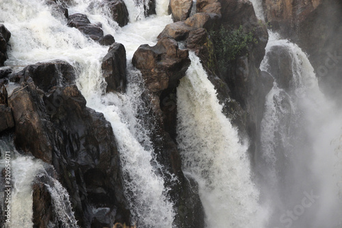 spienione wody rzeki zambezi splywające po skałach wodospaów wiktorii