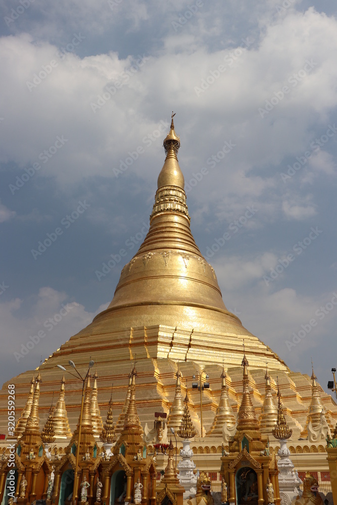 Fototapeta premium Shwedagon Pagoda on a cloudy day