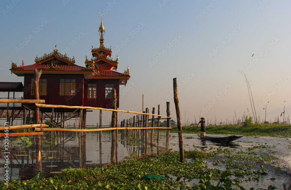 Φωτογραφία The famous fishermen of Inle Lake, Myanma, working at sunrise
