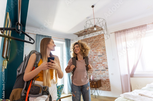 Foto Young female tourists staying in youth hostel