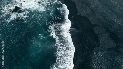 Foto Aerial view of beautiful black sand beach in Lanzarote, Canary Island