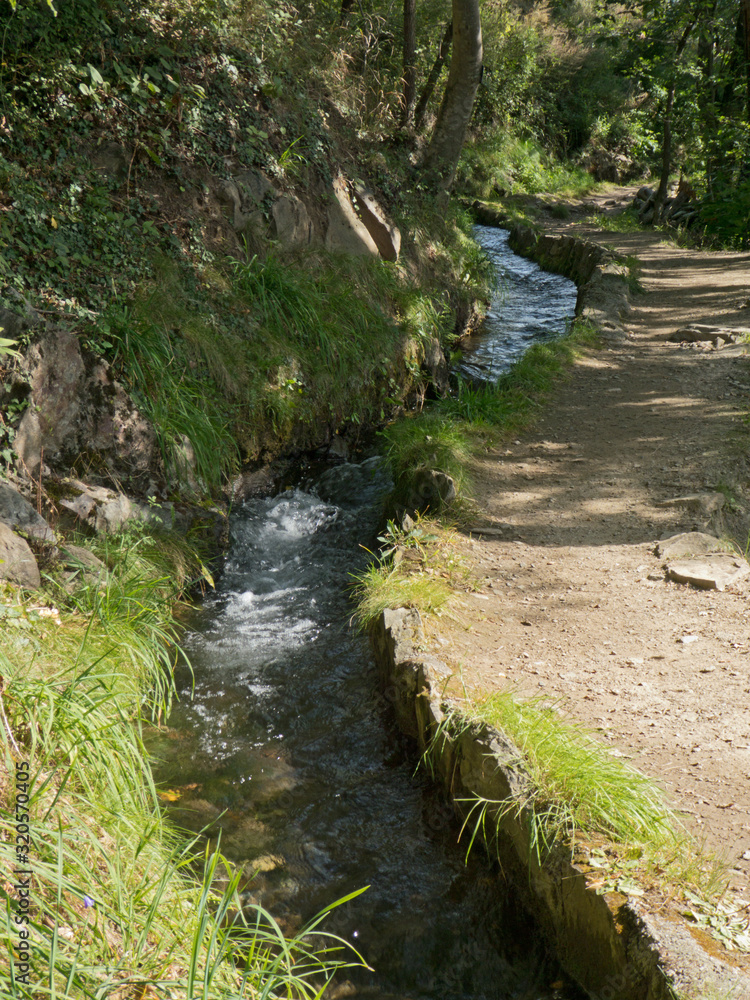 Wandern am Waalweg im Vinschgau (Südtirol) Wandern am Waalweg im Vinschgau (Südtirol)
