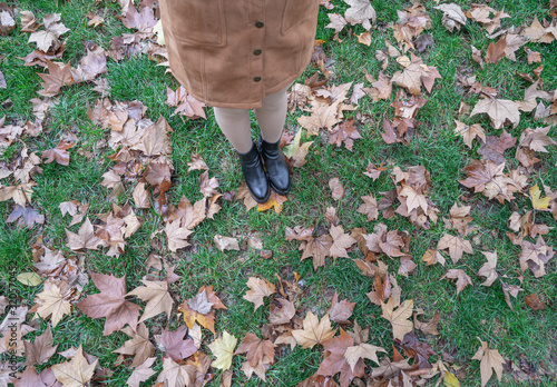 Obraz na płótnie A woman standing among fallen leaves w salonie