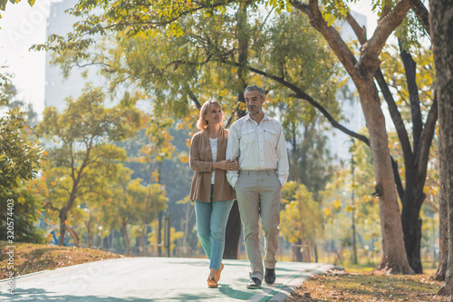 Obraz na płótnie mature couple walking in the park