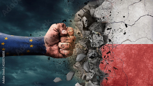 Foto Fist breaking rock. EU destroying Poland