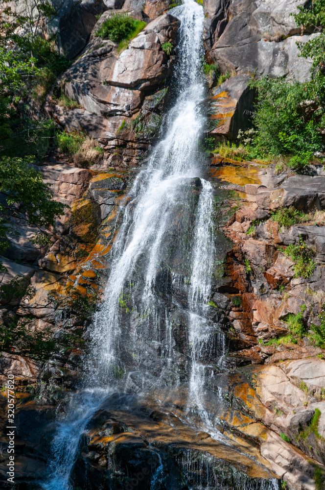 France. Lozère. Une cascade d'un ruiseau sur des rochers rouge. France. Lozère. Une cascade d'un ruiseau sur des rochers rouge.