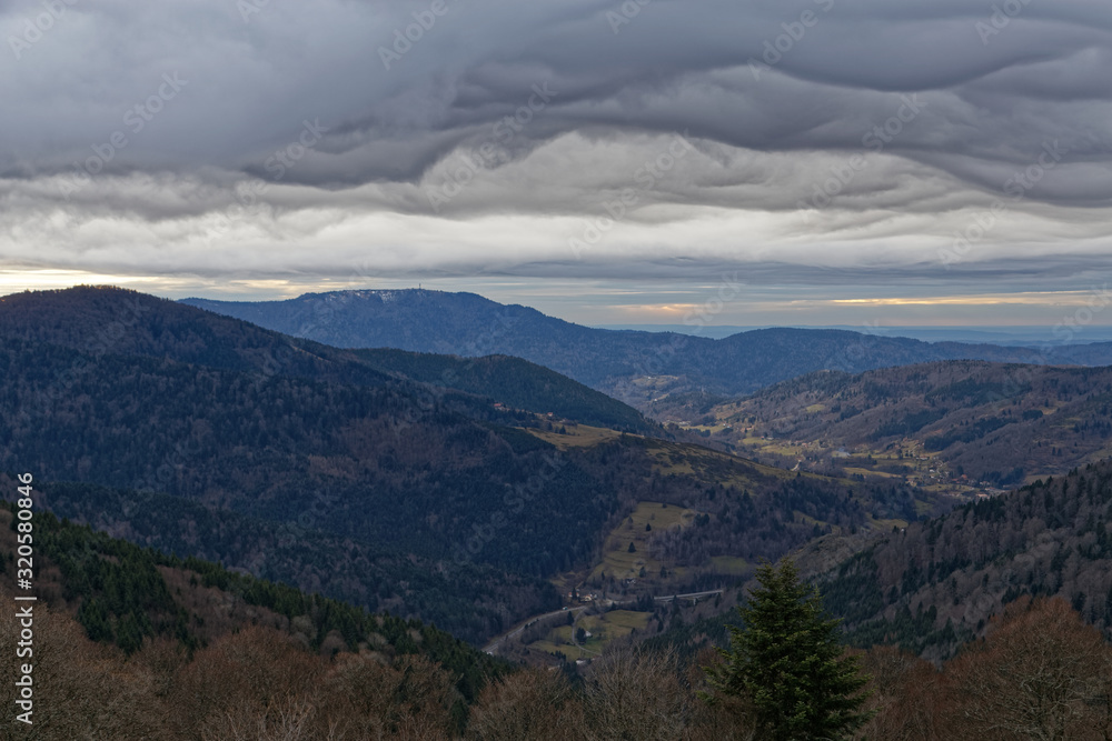 Fototapeta premium nuage vaporeux dans le ciel des Vosges