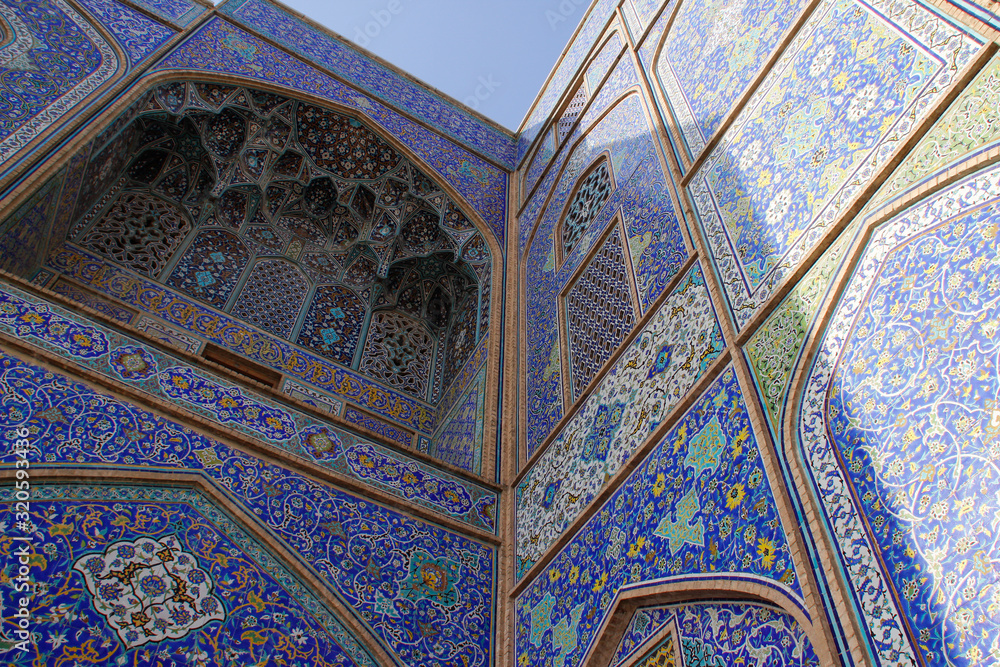  The main attraction of the city of Isfahan is Jameh Mosque. A beautiful mosque with rich blue mosaic decor, a dome and a rich entrance.The legacy of the Persian Empire