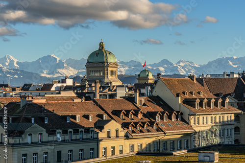 Obraz na płótnie Blick über die Berner Altstadt auf das Bundeshaus im Abendlicht vor Bergkulisse – Bern, Schweiz w salonie