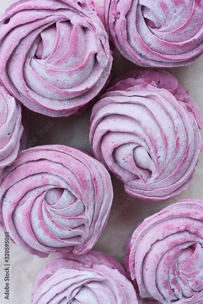 Obraz premium Delicious fresh blackcurrant marshmallows for Breakfast macro