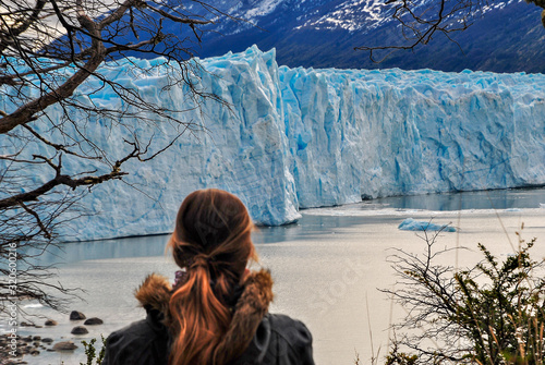 looking the perito moreno glacier, patagonia, calafate, argentina