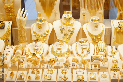 Fotografía Dubai gold souk market window with jewellery, necklaces, bracelets and luxury ac