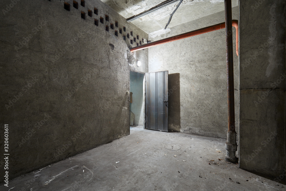 Obraz premium Empty basement interior with concrete walls
