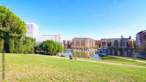 Paisaje urbano de jardines y arquitectura moderna en Sabadell, Barcelona, Catalunya, España, Europa