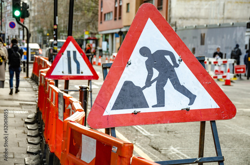 Tableau sur toile Road signs and barriers war drivers of roadworks and narrowed lanes