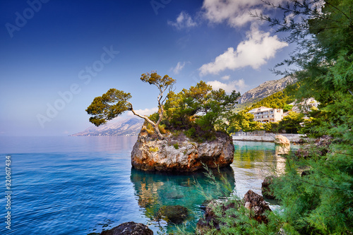 Fototapeta Naklejka Na Ścianę i Meble -  Brela stone, symbol of recreation area in Dalmatia, Croatia, Makarska riviera, Europe, famous tourist destination on Adriatic coast, sunny evening view. Beauty of nature concept background.