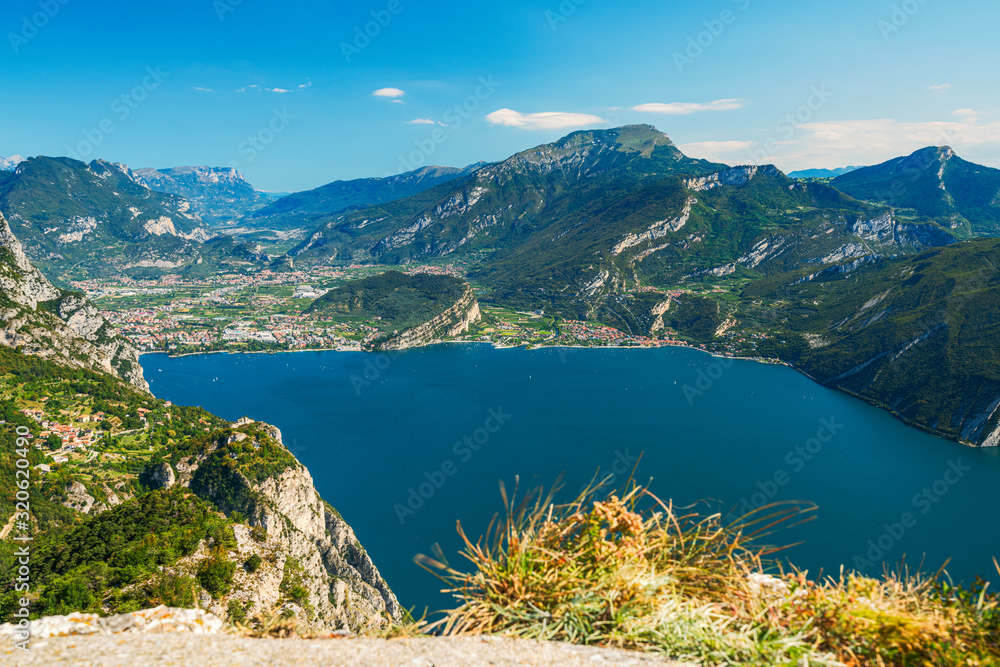 Nord Gardasee Draufsicht auf Torbole und Riva del Garda im Hintergrund Berge