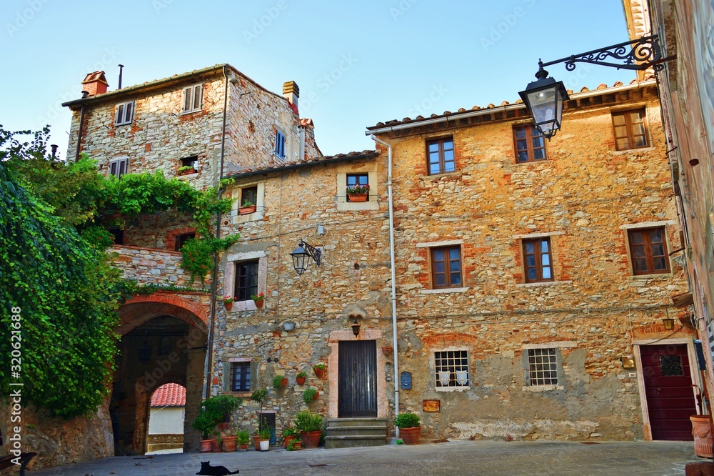 paesaggio urbano del tipico borgo toscano di Sassetta, paese di origine medievale situato nella Val di Cornia in provincia di Livorno in Italia