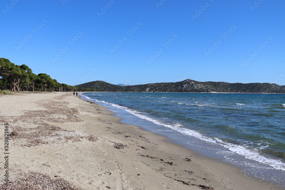 Jolie plage de sable en non loin d'Athènes 