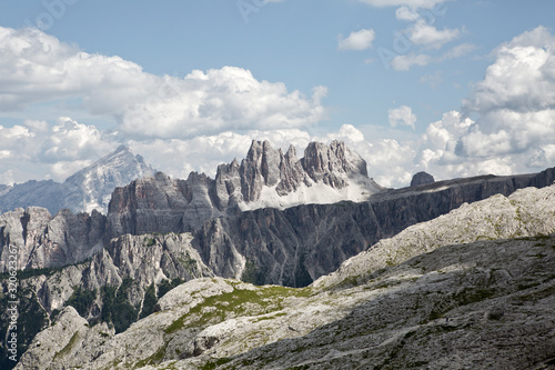 Passo Giau Dolomiten Wanderung im Herbst mit schöner Bergkulisse in Südtirol Italien Europa. Blauer Himmel