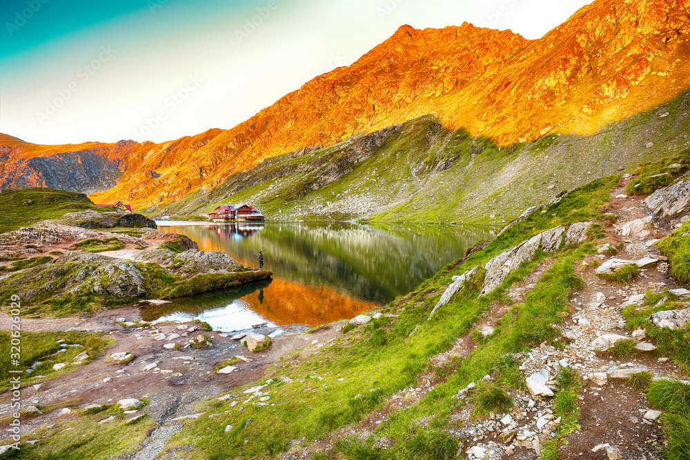 Obraz premium Majestic sunset view of Balea glacier lake near the Transfagarasan road.