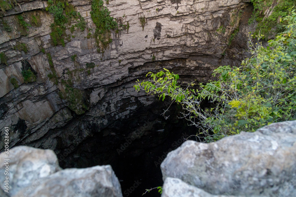 Basement of Las Golondrinas (Hirundo rustica) is a natural abyss located in the town of Aquismón belonging to the Mexican state of San Luis Potosí
