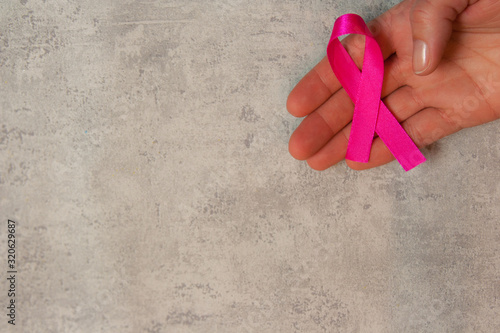 Fioletowe tulipany na szarym tle z różową wstążką © mirame111