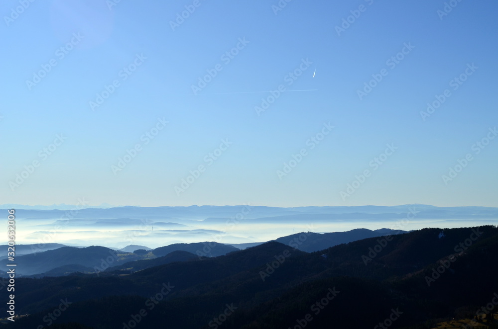 Schwarzwaldgipfel bei Sonne und Nebel