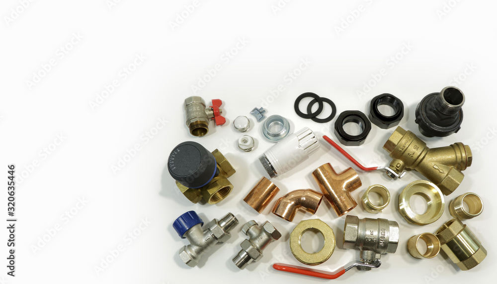 Części do prac hydraulicznych na białym tle, zawór, kolanka, klucz, nakrętka. Części do prac hydraulicznych na białym tle, zawór, kolanka, klucz, nakrętka.