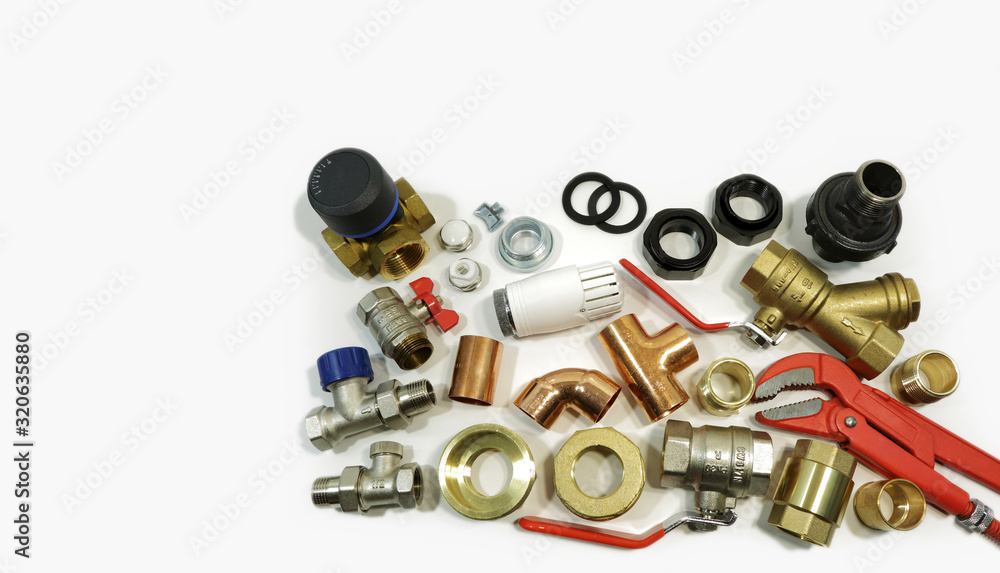 Części do prac hydraulicznych na białym tle, zawór, kolanka, klucz, nakrętka. Części do prac hydraulicznych na białym tle, zawór, kolanka, klucz, nakrętka.