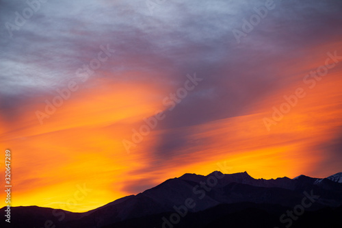 Atardecer montaña nubes naranjas