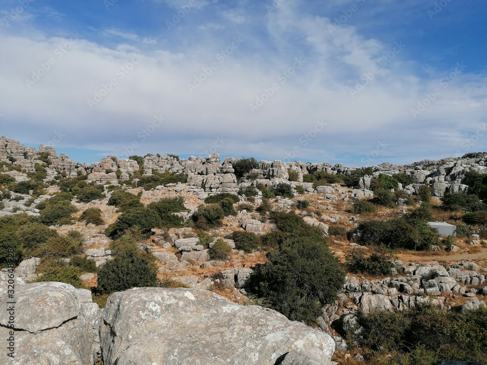 Torcal de Antequera, provincia de Málaga, Andalucía, España La forma única de las rocas se debe a la erosión que ocurrió hace 150 millones de años.  